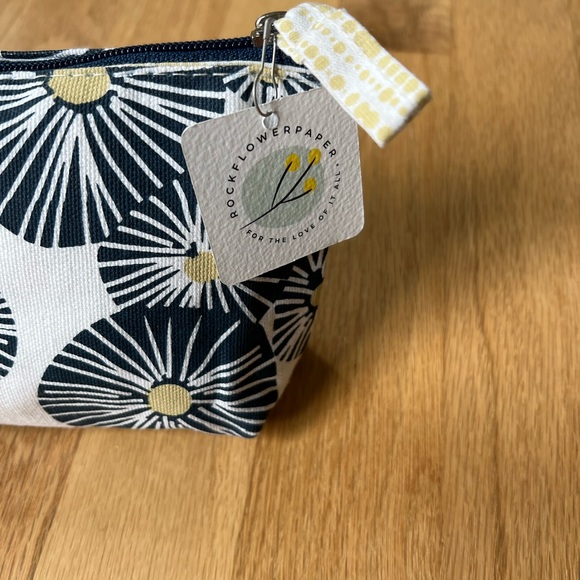 NWT Rock Flower Paper Small Pouch - Picture 3 of 5